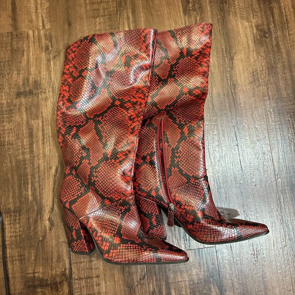 J.lo faux snake skin red/black boots